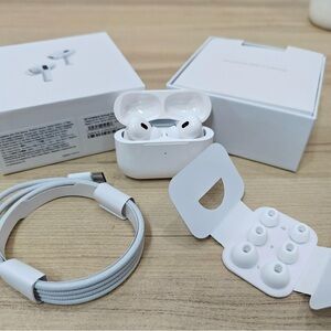 Apple White Wireless Earbuds with Charging Case